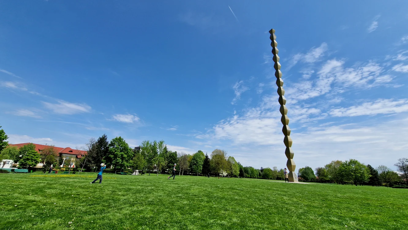 Ansamblul Monumental „Calea Eroilor“ culminează cu Coloana fără Sfârșit, din fontă alămită și oţel.