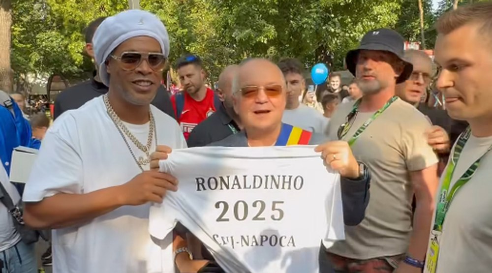 Legendarul Ronaldinho, întâmpinat de Emil Boc cu un discurs hazliu. Unde se vede meciul cu Mutu&Rădoi