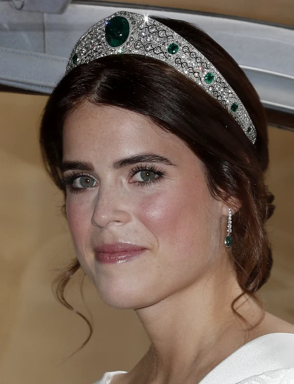 Prinţesa Eugenie purtând celebra tiara regală.