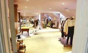 Hainele lui J Lo sunt  aranjate ordonat în  imensa garderobă jpeg