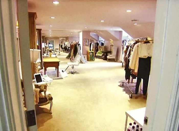 Hainele lui J.Lo sunt  aranjate ordonat în  imensa garderobă