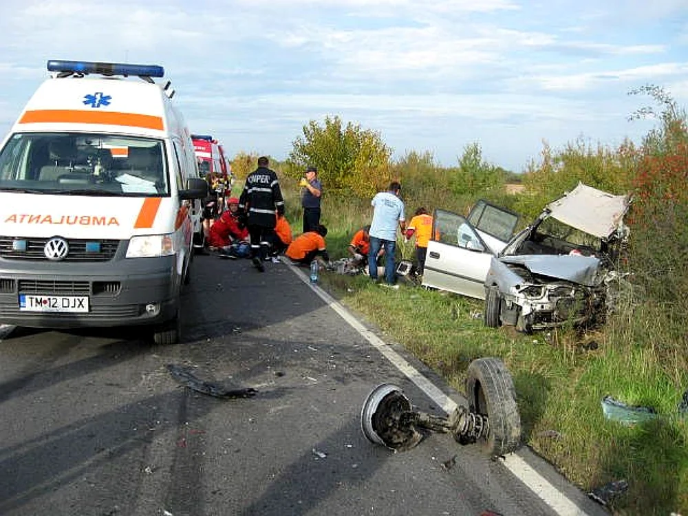 Medicii de pe ambulanţă au încercat să resusciteze victimele. FOTO: redesteptarea.ro