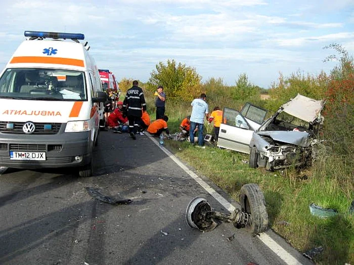 Medicii de pe ambulanţă au încercat să resusciteze victimele. FOTO: redesteptarea.ro