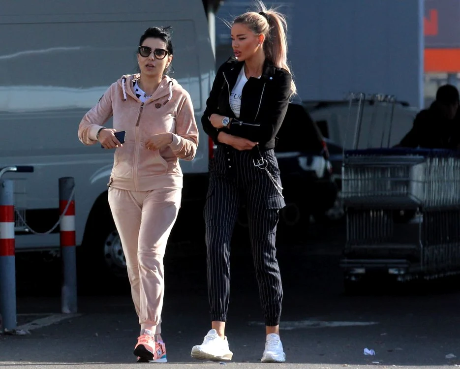 Bianca Drăguşanu, surpinsă la mall cu o prietenă