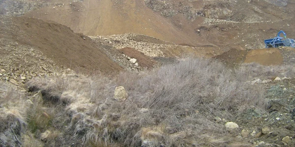 Cariera de piatră de la Ocoliş a fost deschisă în dealul din apropierea drumului