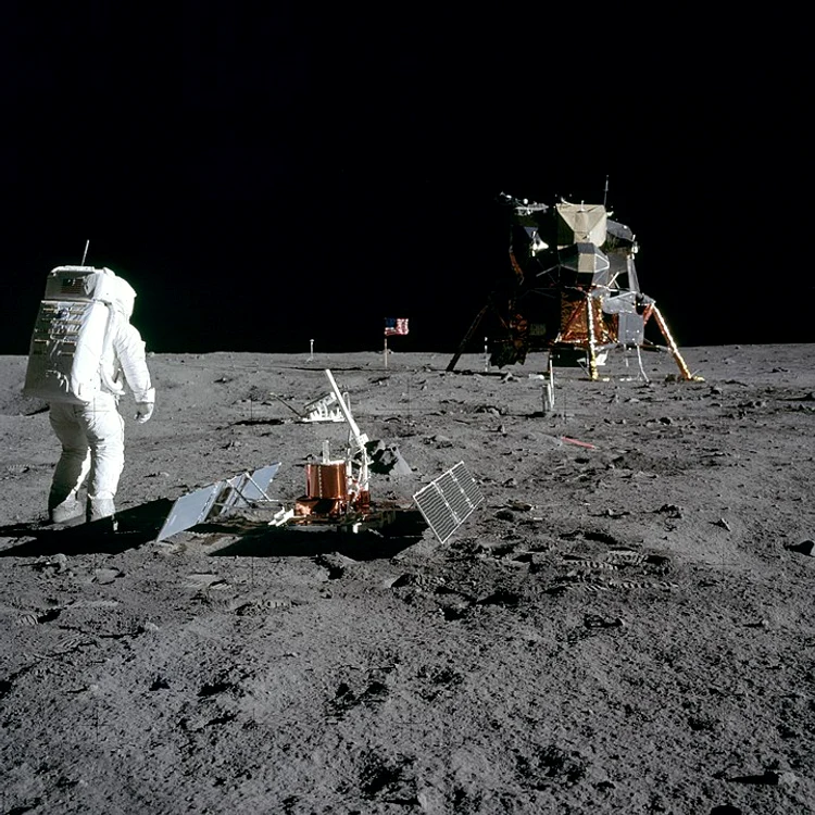 Astronauții NASA care se duc pe lună își vor abandona costumele (Foto: Wikipedia.org)