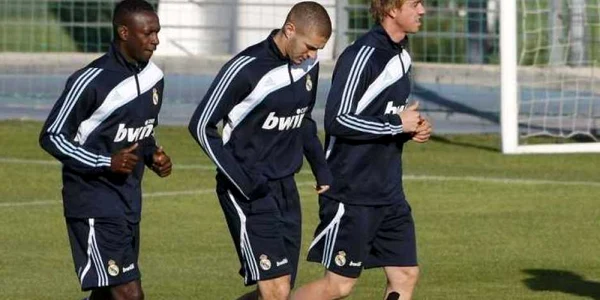 Guti (dreapta) se antrenează alături de Karim Benzema şi Mahamadou Diarra EPA