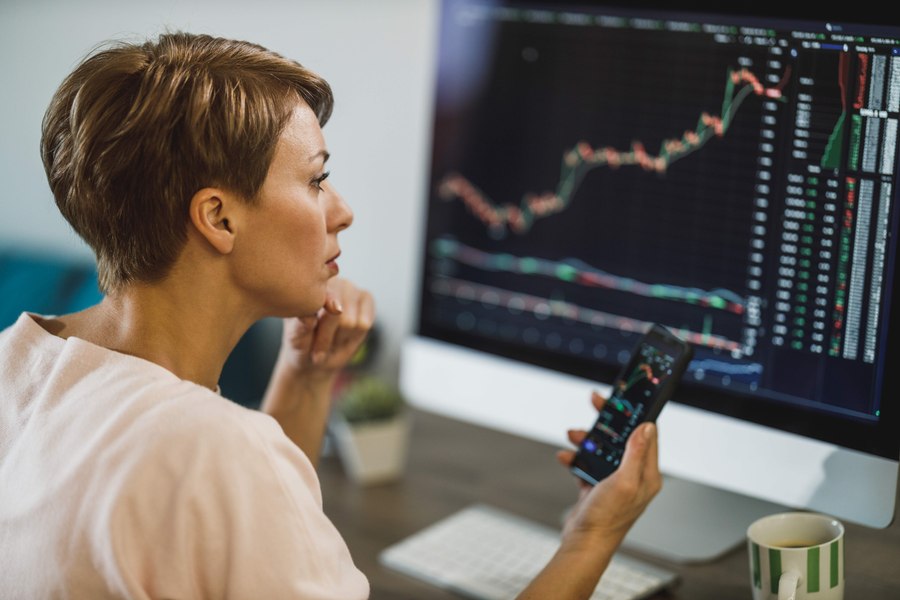 Cum influențează emoțiile deciziile financiare: Investitorii individuali sunt ghidați de frică și optimism