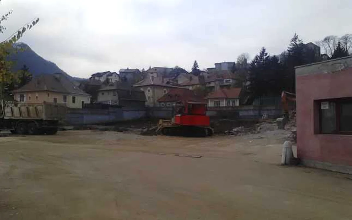 Fabrica de ciocolată a fost demolată pentru a face loc unui hotel şi a unui supermarket.