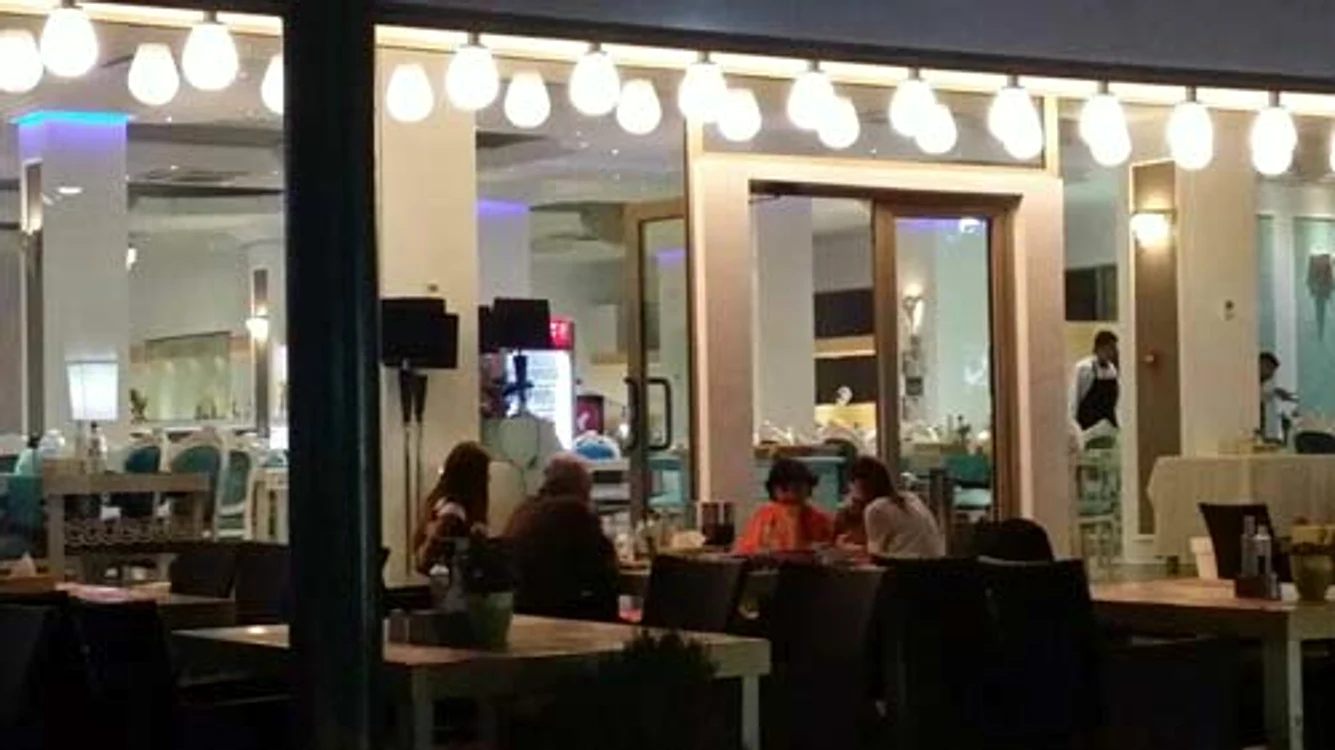 Irinel, Monica şi Irinuca au stat la terasa hotelului