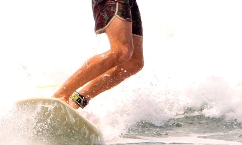 Vincent Cassel, în vârstă de 52 de ani, este maestru în surfing jpeg