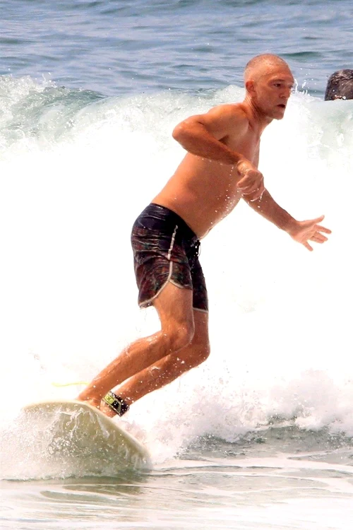 Vincent Cassel, în vârstă de 52 de ani, este maestru în surfing