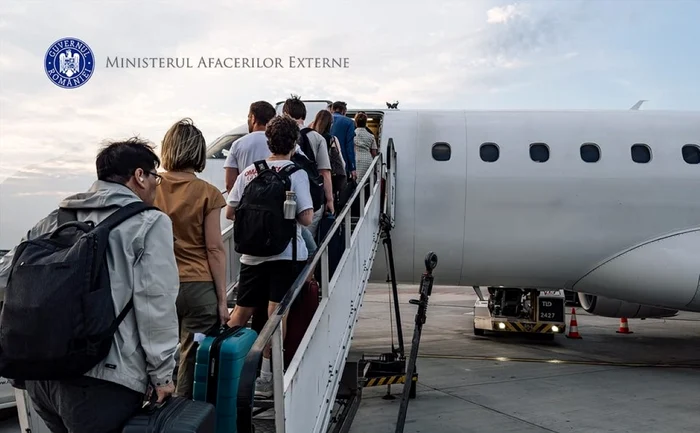 Românii au urcat în avionul care ăi aduce la Bucureşti. FOTO: MAE