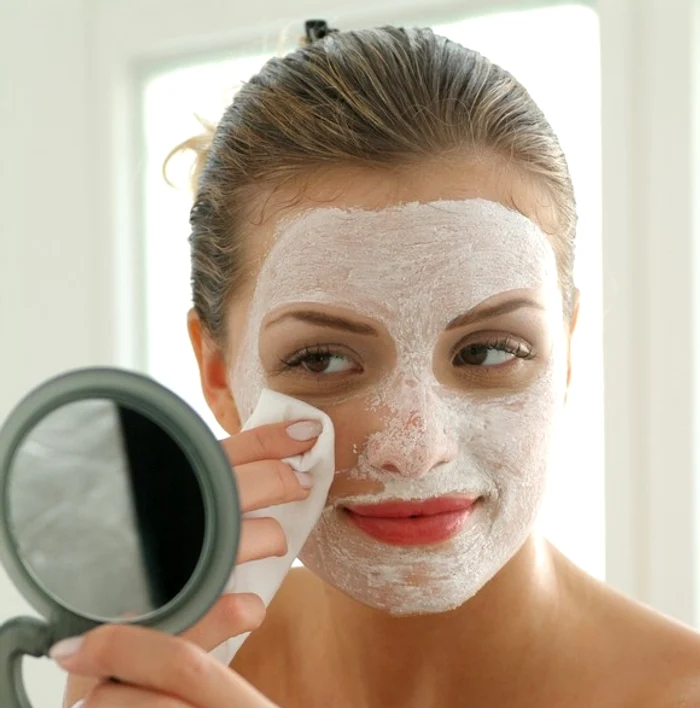 
    Dacă se întâmplă să pierzi o noapte, a doua zi, aplică o mască pe față  