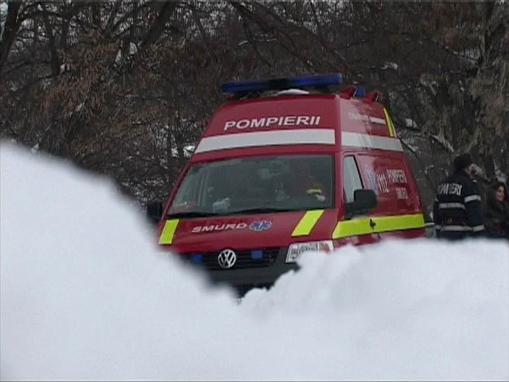 O ambulanță a rămas înzăpezită într-o localitate din județul Vrancea - Foto Arhivă