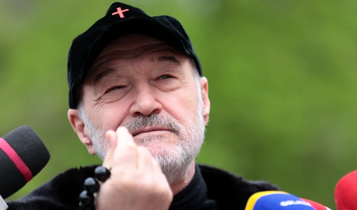 Gigi Becali, încântat de mirosul banilor. Foto Mediafax