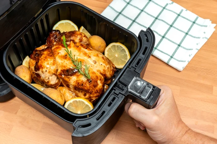 Gătitul la friteuza cu aer cald poluează cel mai puțin aerul din interior / foto: Shutterstock