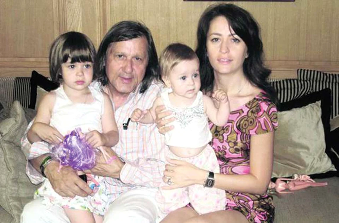 Cu Amalia Năstase are două fete, acum în vârstă de 12 şi 15 ani