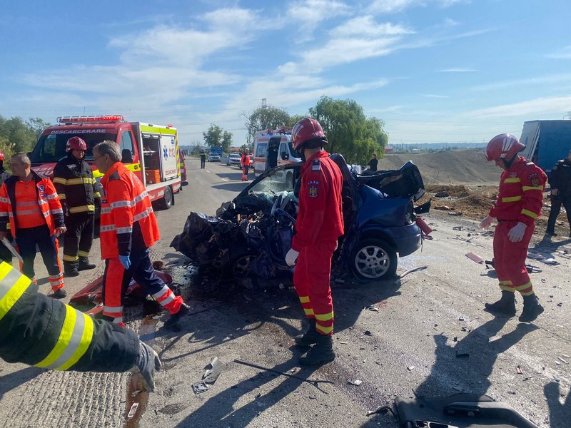 Accident grav pe E 574. Șofer de 18 ani, mort pe loc. Trafic reluat după două ore VIDEO UPDATE