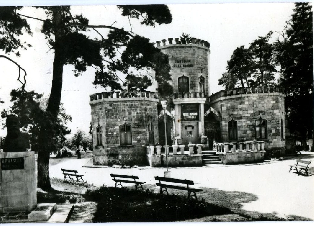  Castelul după prima restaurare. Ochiul lumii era acoperit cu firma muzeului. FOTO Muzeul B.P. Hașde