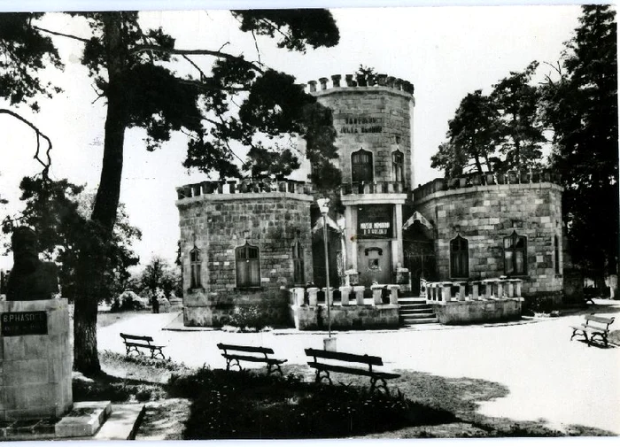 Castelul după prima restaurare. Ochiul lumii era acoperit cu firma muzeului. FOTO Muzeul B.P. Hașde