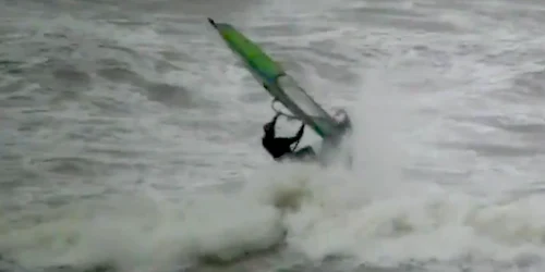 Windsurfing pe furtuna