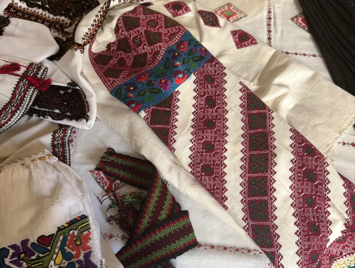Expoziția „De la lada de zestre la Paris: costume și textile tradiționale românești”, deschisă în capitala Franței