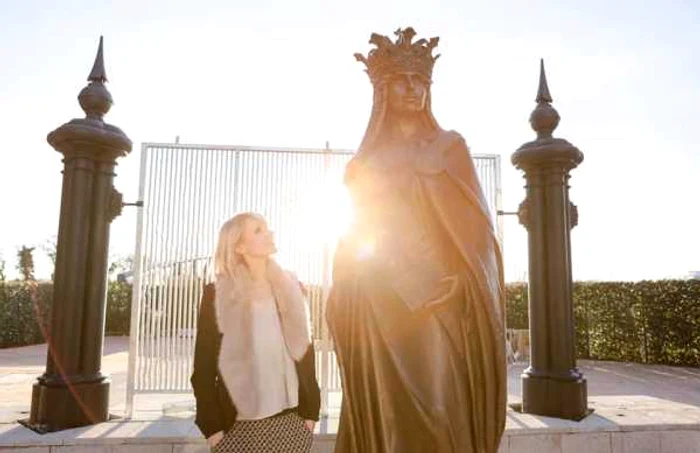 tessa dunlop 02 si statuie regina maria