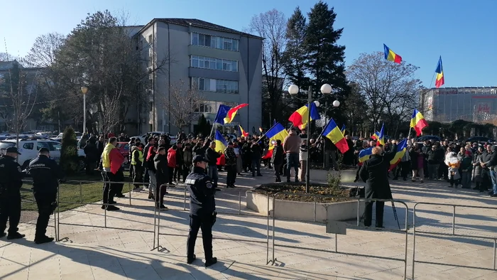 Aproximativ 250 de protestatari au scandat în fața Prefecturii Olt la protestul AUR FOTO: A. Mitran