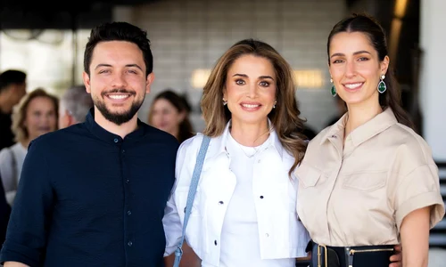 Regina Rania a Iordaniei cu fiul Hussein și nora Rajwa, Instagram png