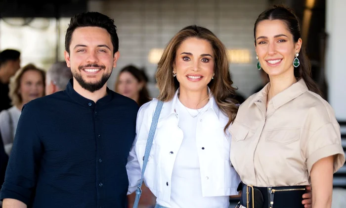 Regina Rania a Iordaniei cu fiul Hussein și nora Rajwa, Instagram png