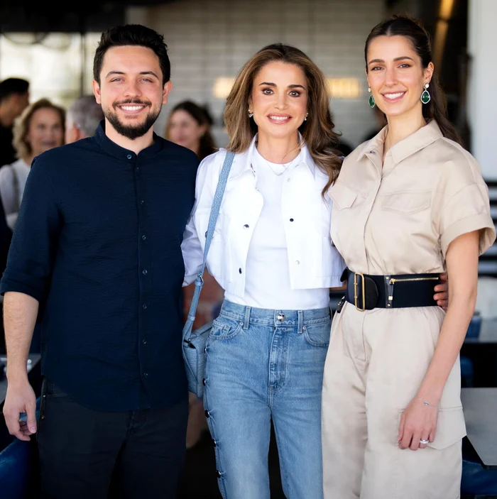 Regina Rania a Iordaniei cu fiul Hussein și nora Rajwa, Instagram png