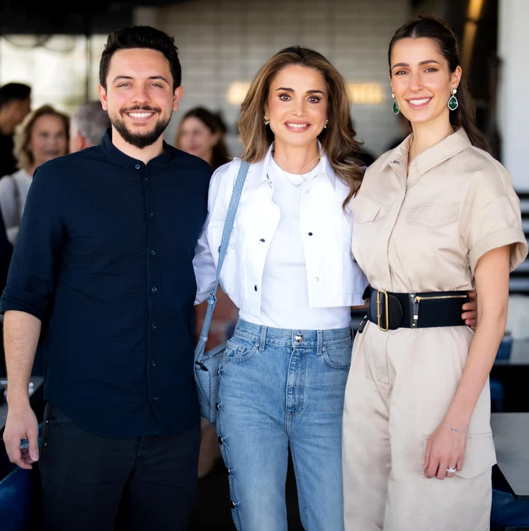 Regina Rania a Iordaniei cu fiul Hussein și nora Rajwa, Instagram png