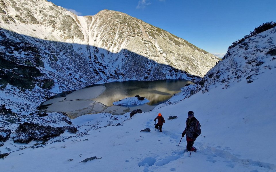 Tăul Țapului, locul uimitor de văzut în Romania. Lacul glaciar este extrem de spectaculos iarna FOTO