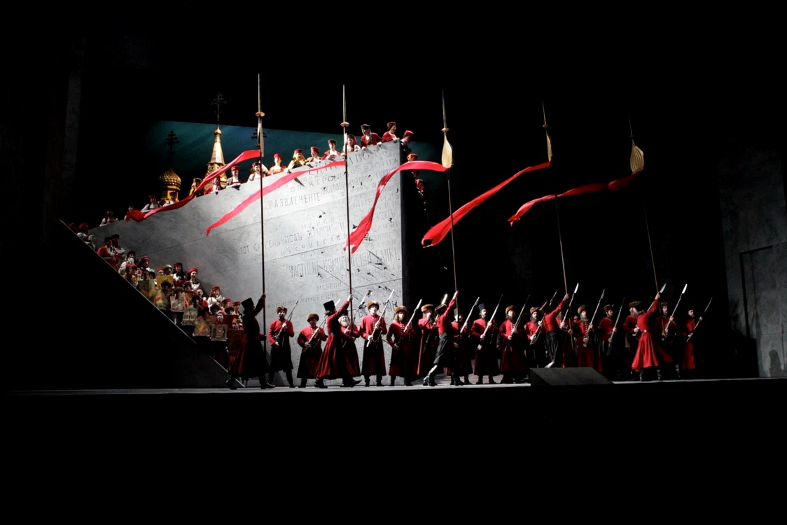 Scenă din spectacolul de operă „Hovanşcina”, montat de Andrei Şerban la Opera Bastille din Paris FOTO Mihaela Marin