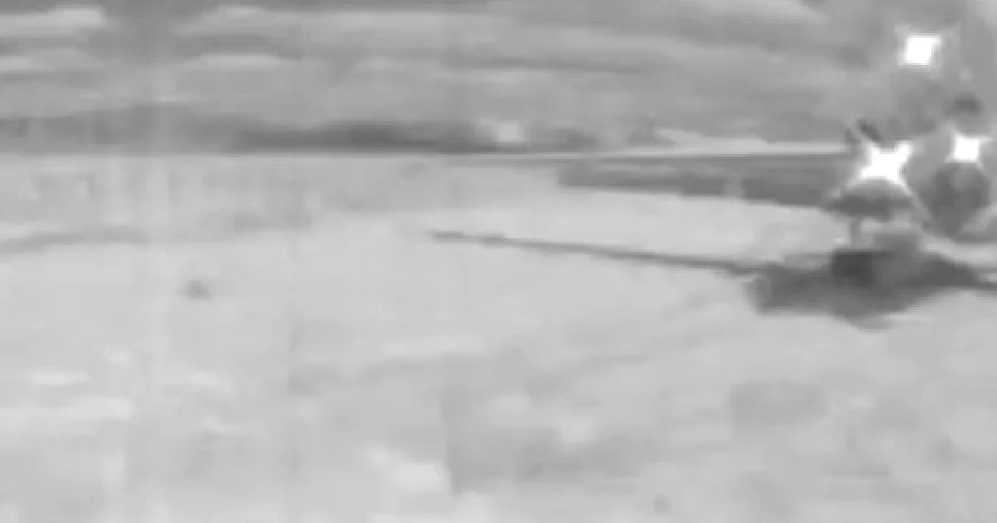 Momentul în care avionul se apropie de camera de filmat