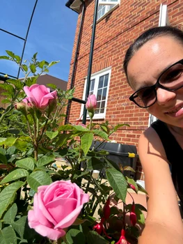 Grădinăreasa româncă din Anglia, fostă asistentă medicală Foto: FB/Grădina din UK