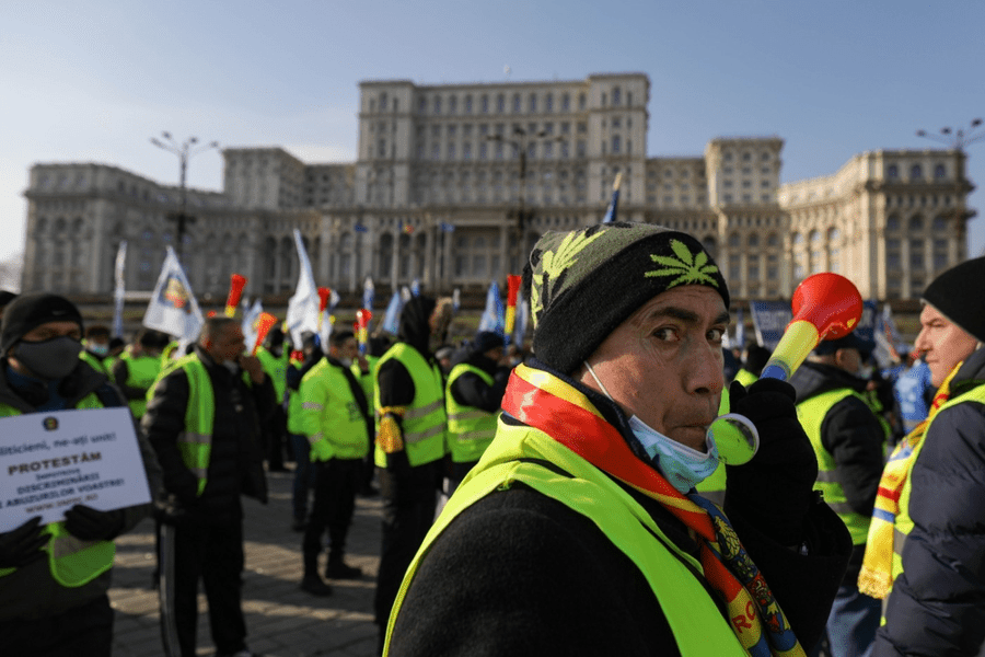 Proteste ale polițiștilor și pensionarilor militari în București. Ce revendicări au