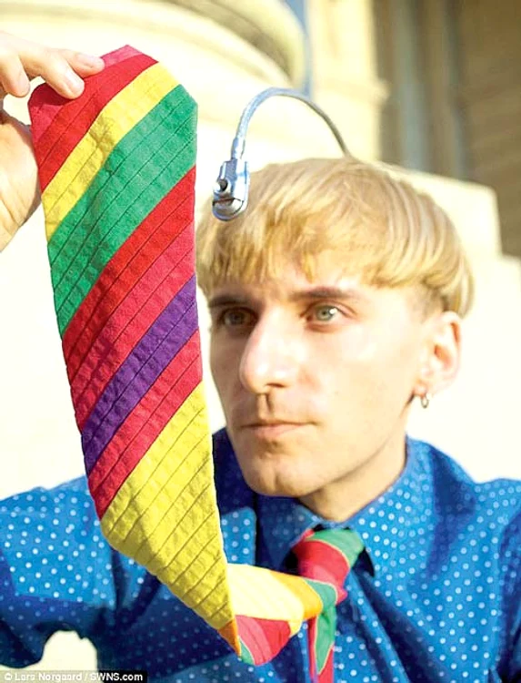 
    Antena captează frecvenţa  fiecărei culori şi o transformă  în diferite sunete  