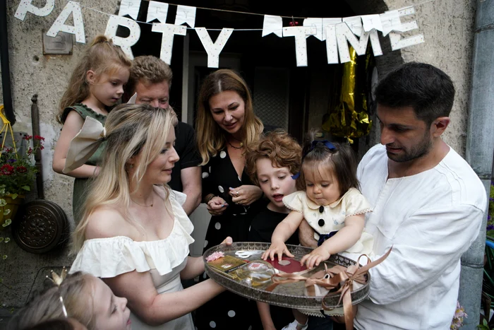 35 laura cosoi fetita rita cosmin curticapean petrecere de mot 1 an 22 jpg jpeg