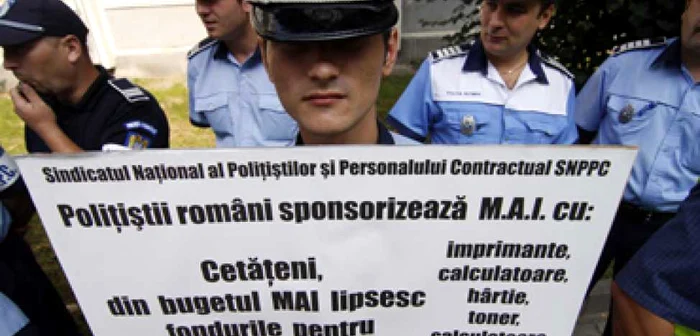 Sibiu: UPDATE FOTO: Zeci de poliţişti protestează în stradă