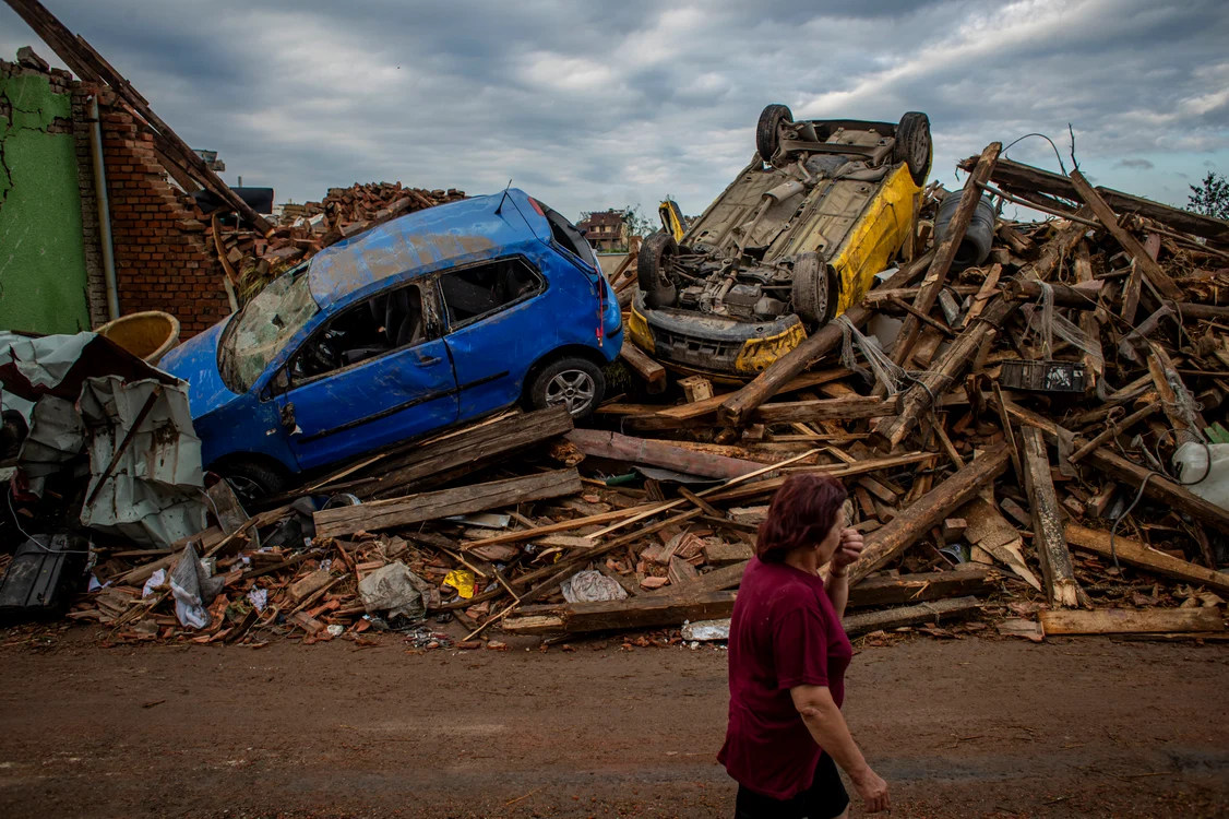 
    Scene apocaliptice în localitatea Hodonin, situată la granița cu Slovacia. Sute de oameni au rămas pe drumuri din cauza calamității foto: EPA-EFE  
