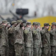 Ceremonia de transfer de autoritate între militarii detașamentului de luptă al Brigăzii 2 „Strike” și cei ai detașamentului din cadrul Brigăzii 1 „Bastogne”, ambele din cadrul Diviziei 101 Aeropurtate (Asalt aerian) a Armatei SUA și un exercițiu demo