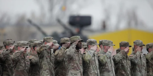 Ceremonia de transfer de autoritate între militarii detașamentului de luptă al Brigăzii 2 „Strike” și cei ai detașamentului din cadrul Brigăzii 1 „Bastogne”, ambele din cadrul Diviziei 101 Aeropurtate (Asalt aerian) a Armatei SUA și un exercițiu demo