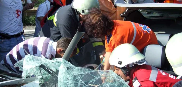 Pasageri raniti dupa ce a intrat cu masina intr-un gard (foto Arhiva)