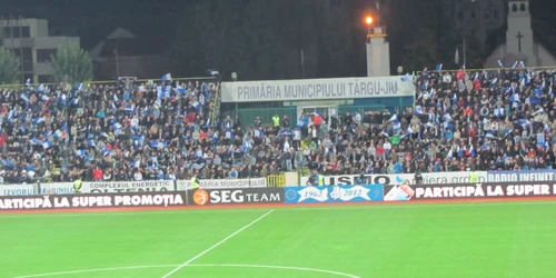 Spectatorii au primit stegulețe în culorile echipei