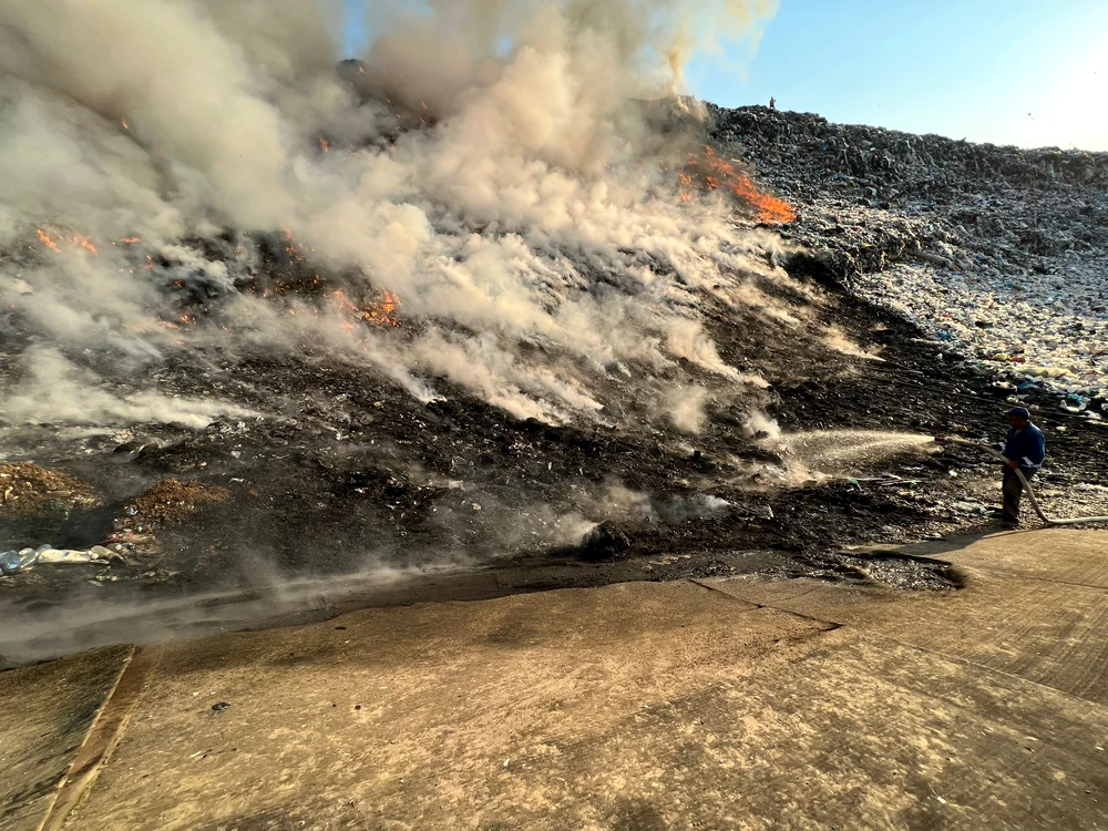 Ministrul Mediului a dispus controale la gropile de gunoi după o serie de incendii FOTO: Arhivă