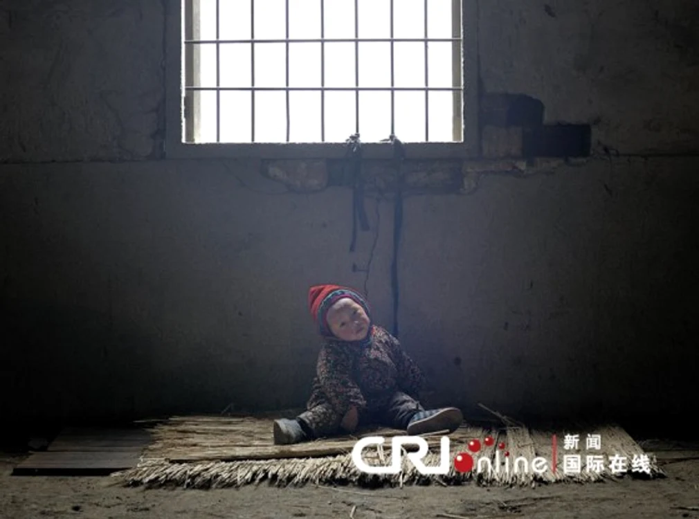 Copii legaţi cu sfoară de gratii, într-o fabrică de cărămidă din Haining