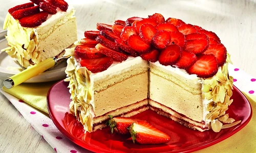 tort cu crema de cafea si capsuni jpeg