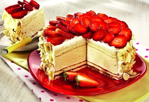tort cu crema de cafea si capsuni jpeg